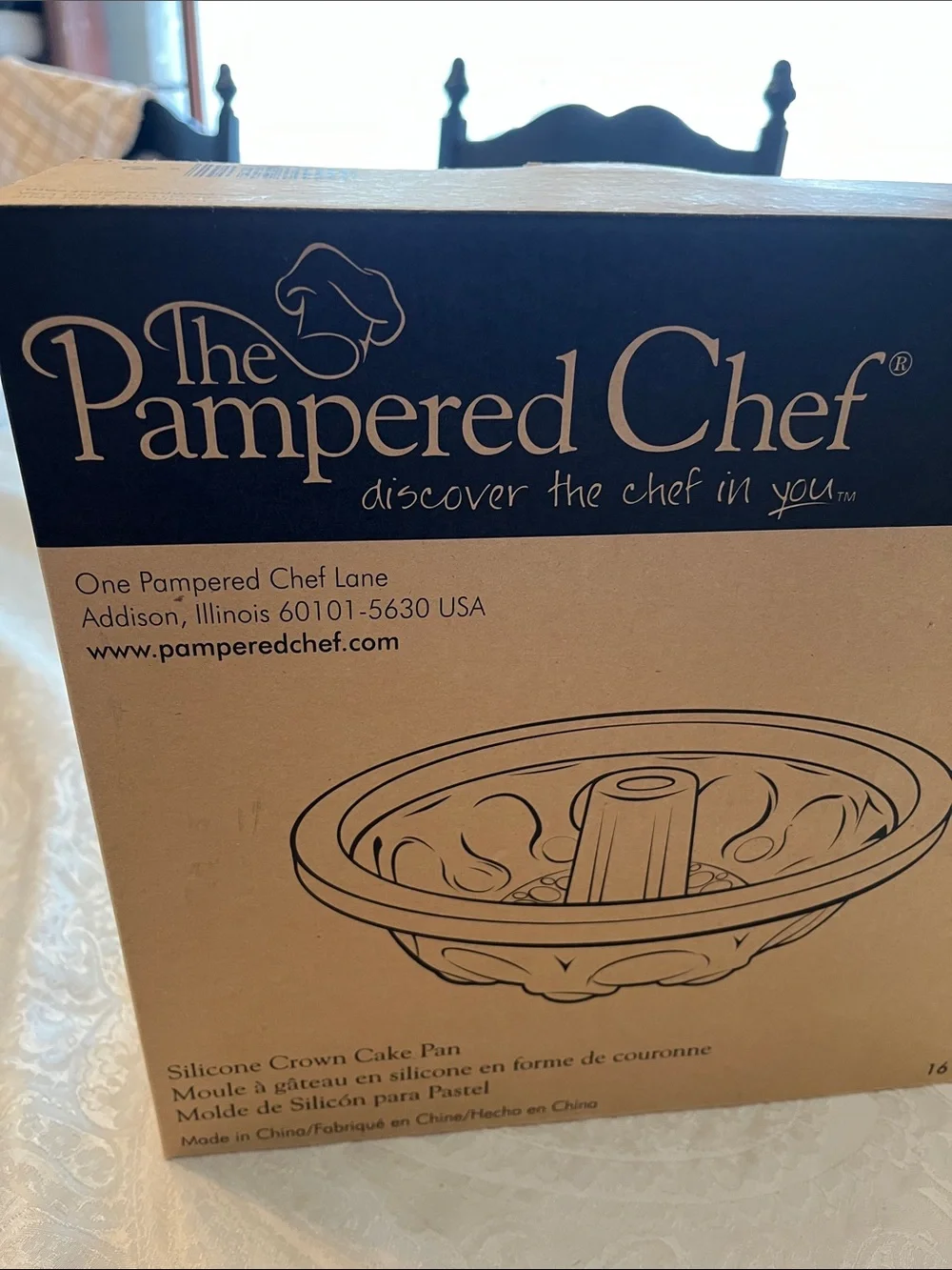 The Pampered Chef Silicone Crown Cake Pan - Tan in EUC!